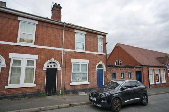 4 bedroom end of terrace house for sale