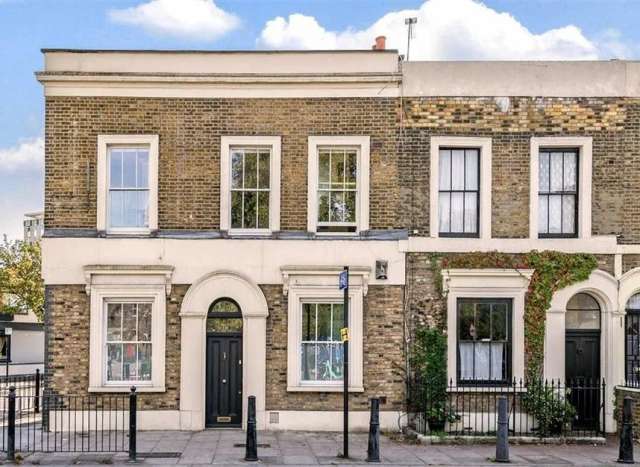 Maisonette For Sale in London, England