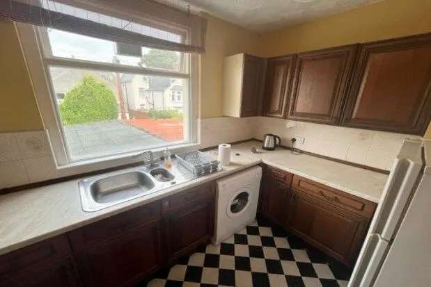 Flat to rent in Claude Road, Caerdydd CF24