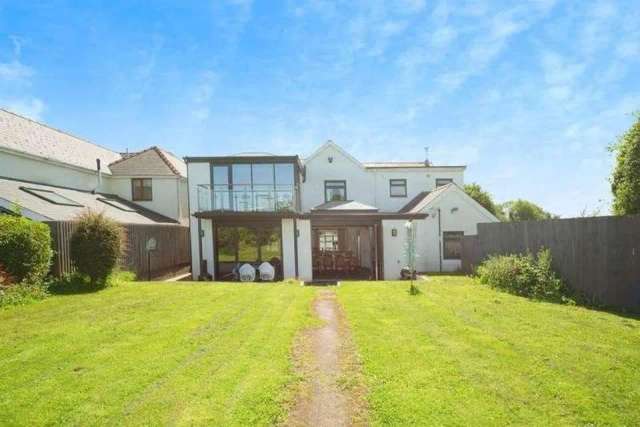 5 bedroom detached house for sale