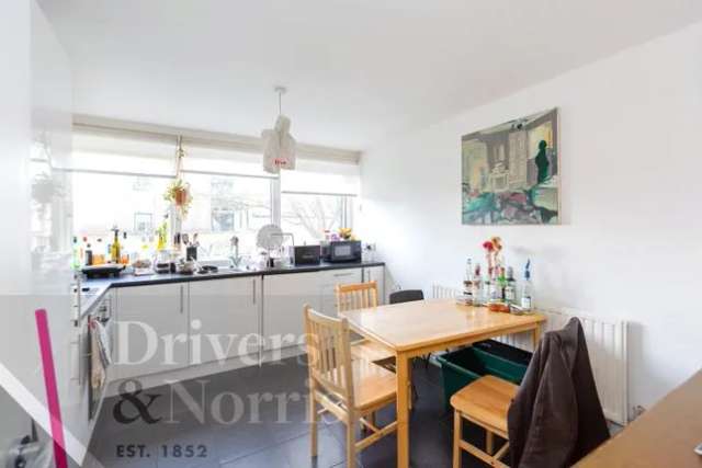 Maisonette to rent in Camden Road, Camden, London NW1