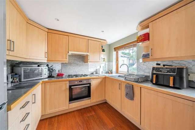 2 bed flat for sale