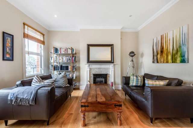 Flat Under Offer in London, England