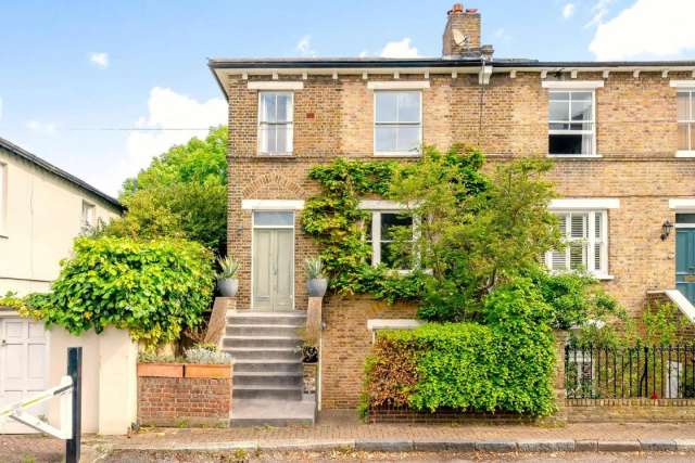 House Under Offer in London, England