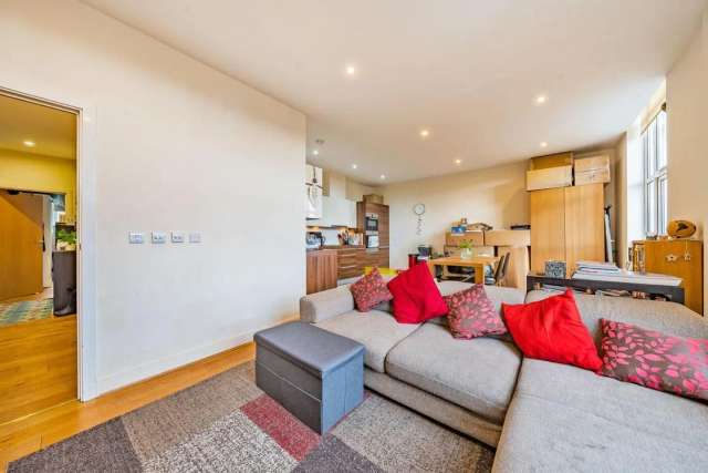 Flat Under Offer in London, England