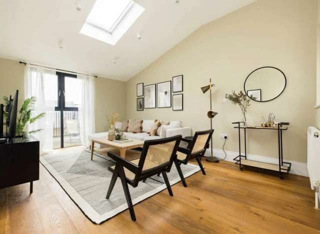 Maisonette For Sale in London, England