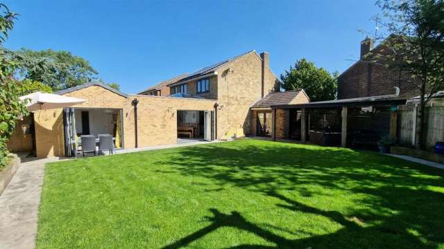 5 bedroom detached house for sale