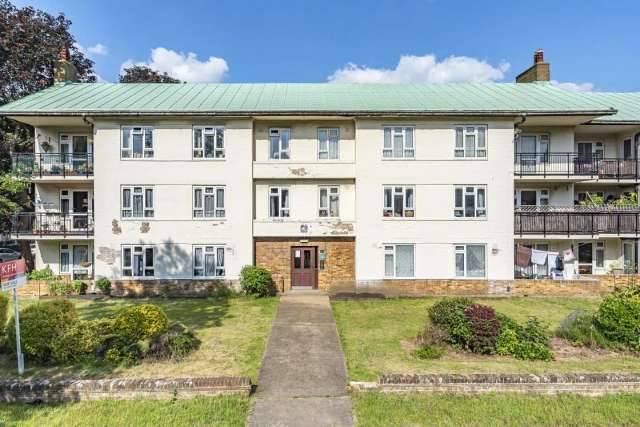 Flat Under Offer in London, England