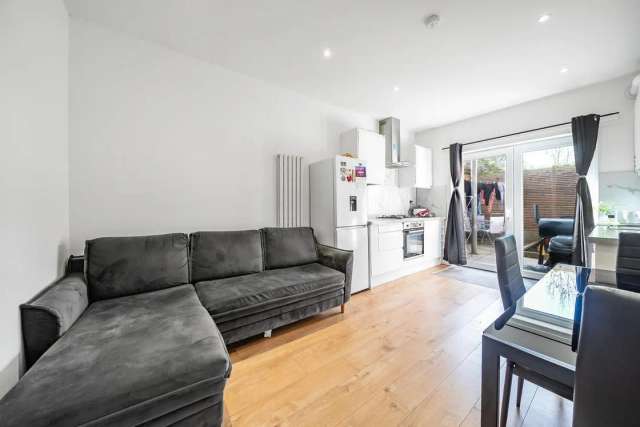 Flat Under Offer in London, England