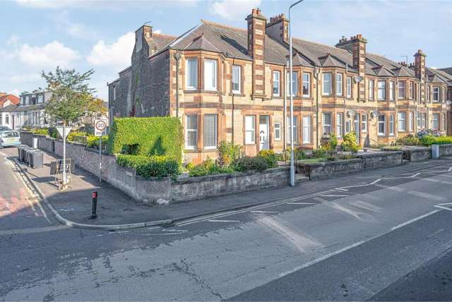 2 Bed Flat - Ground Floor with 1 Reception Room