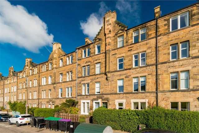 3 Bed Flat - Second Floor with 1 Reception Room