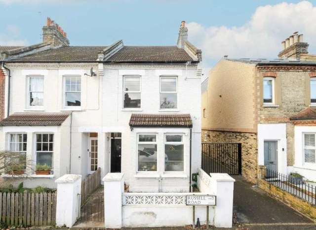 Maisonette For Sale in London, England