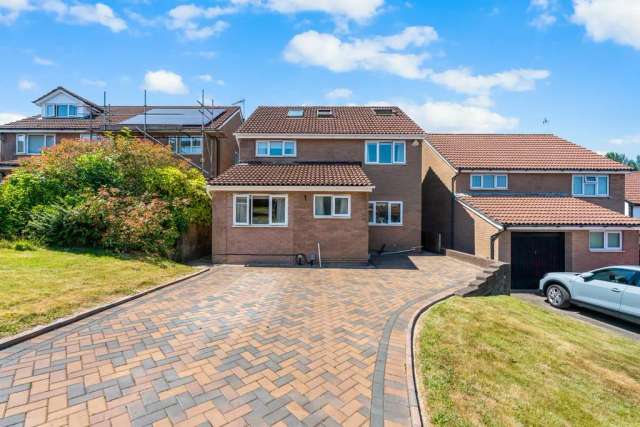 5 bedroom detached house for sale