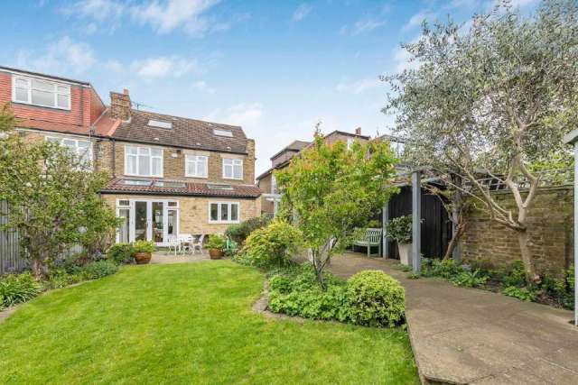 House Under Offer in London, England