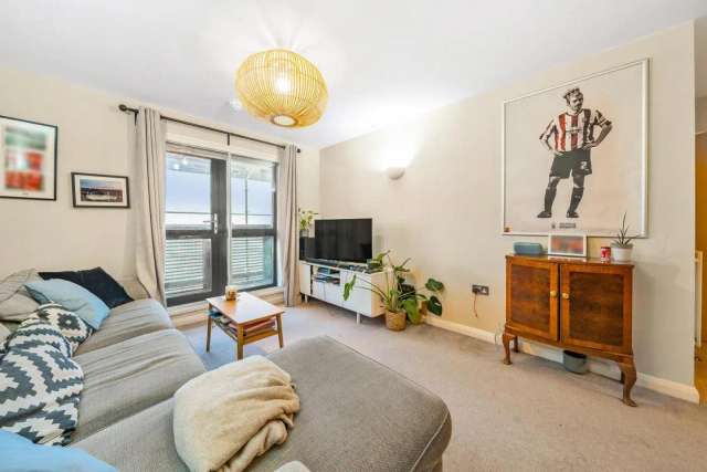 Flat Under Offer in London, England