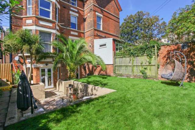 2 bedroom  Flat for sale, Folkestone, Kent, CT20