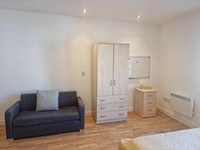 Studio For Rent in Bristol, England