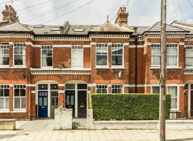 Maisonette For Sale in London, England