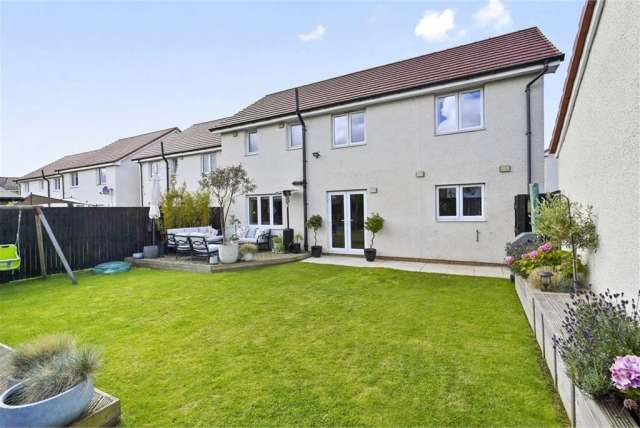 4 Bed House - Detached with 3 Reception Rooms