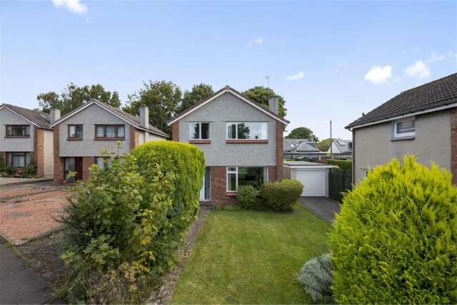 3 Bed House - Detached with 1 Reception Room