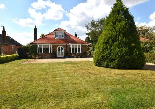 Bungalow For Sale in Hull, England