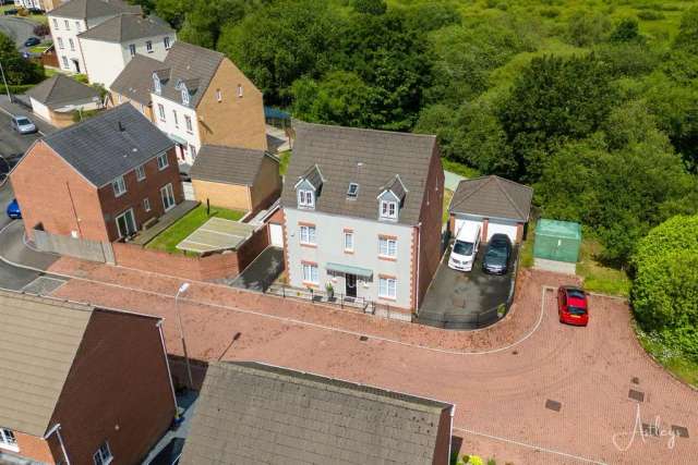 5 bedroom detached house for sale