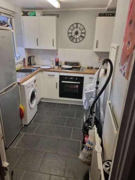 Flat For Rent in Elmbridge, England