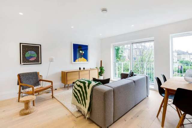 Flat Under Offer in London, England