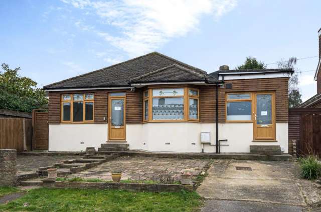 Semi-Detached Bungalow to rent with 3 bedrooms, Gregory Avenue, Potters Bar