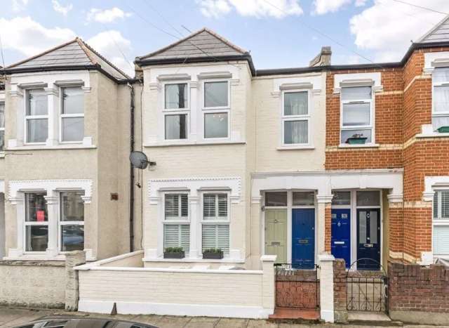 Maisonette For Sale in London, England