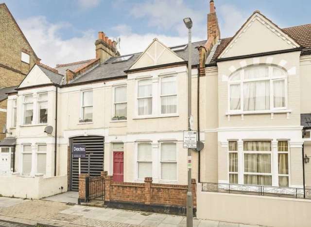 Maisonette For Sale in London, England