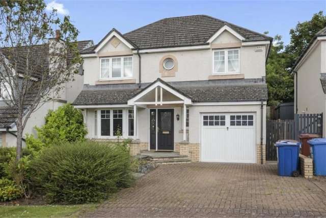 4 Bed House - Detached with 2 Reception Rooms