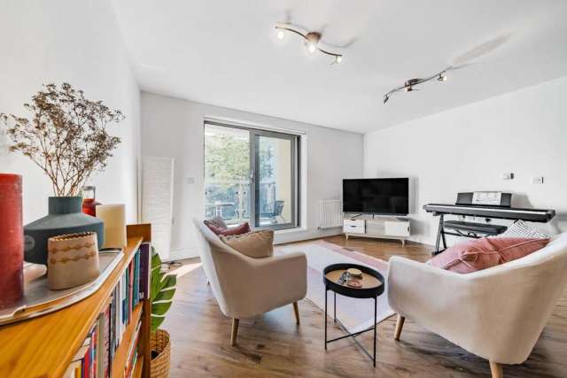 Flat Under Offer in London, England