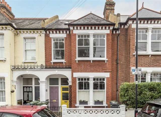 Maisonette For Sale in London, England