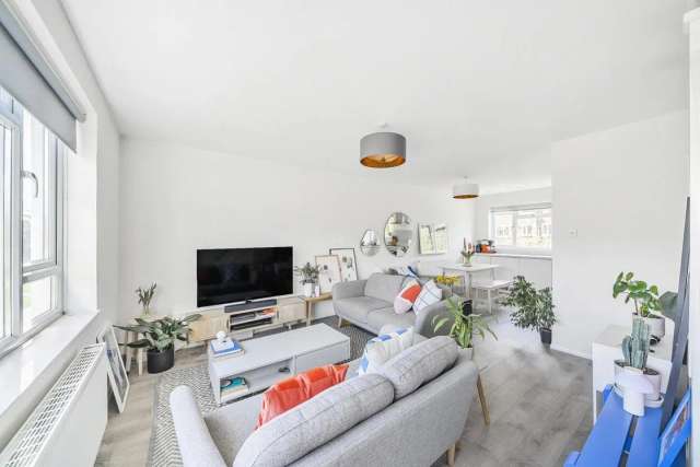 Flat Under Offer in London, England