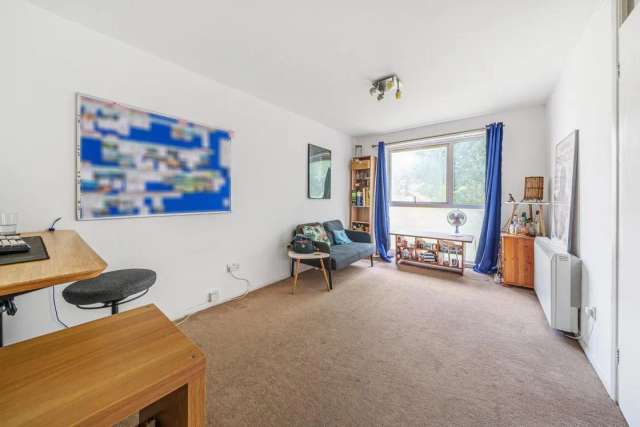 Flat Under Offer in London, England