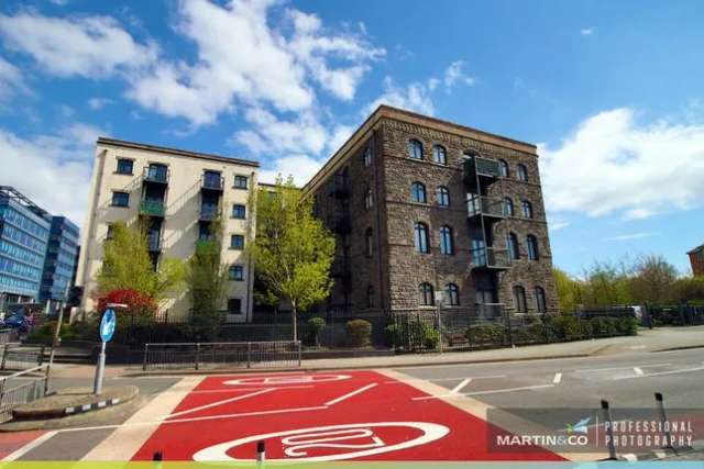 Flat for sale in Lloyd George Avenue, Cardiff CF10