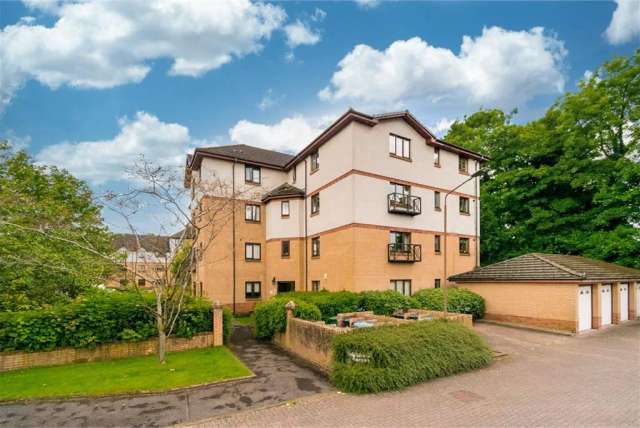 2 Bed Flat - Second Floor with 1 Reception Room