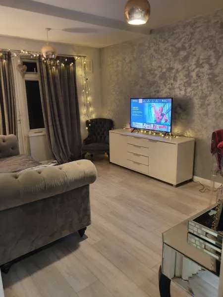 Flat For Rent in Kirklees, England