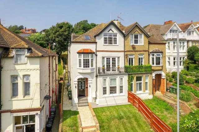 2 bedroom  Flat for sale, Sandgate, Kent, CT20