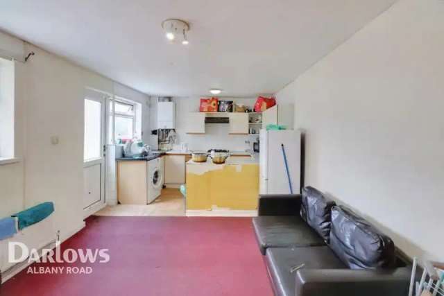 5 bedroom end of terrace house for sale