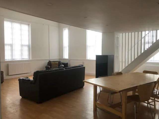 6 bedroom flat to rent