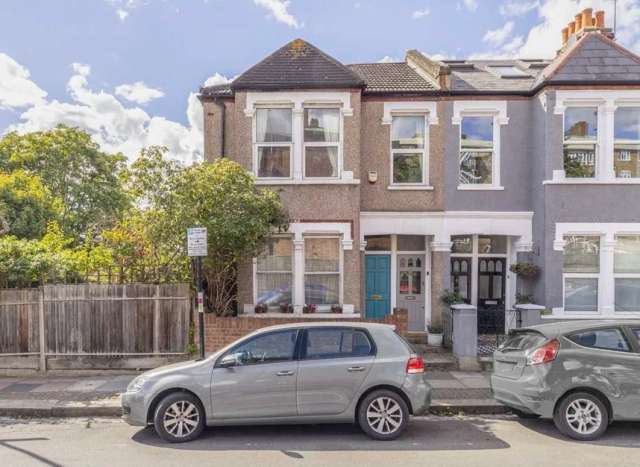 Maisonette For Sale in London, England