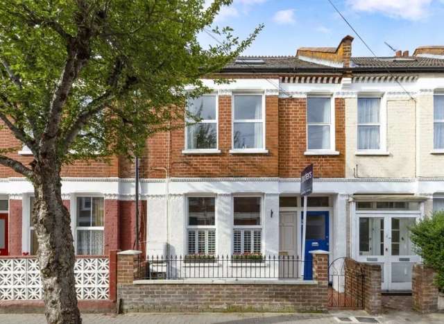 Maisonette For Sale in London, England