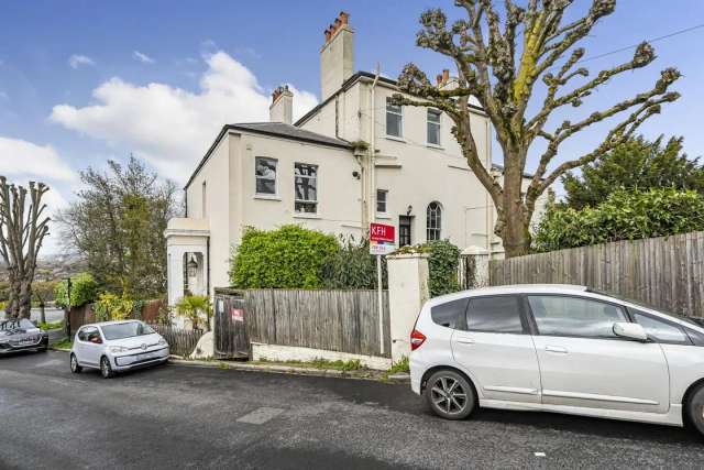 Flat Under Offer in London, England