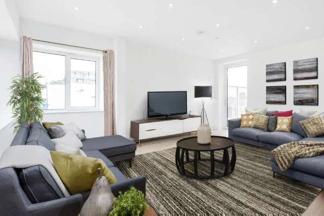 Flat Under Offer in London, England