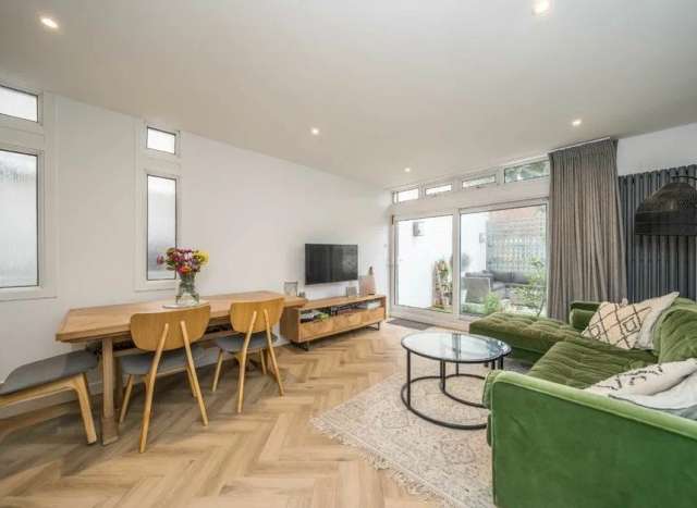 Maisonette For Sale in London, England