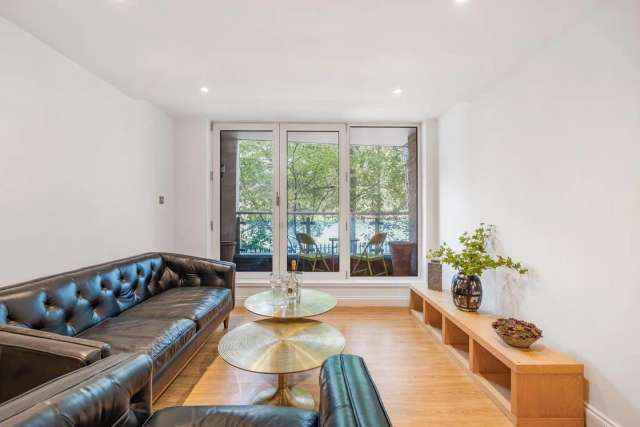 Flat Under Offer in London, England