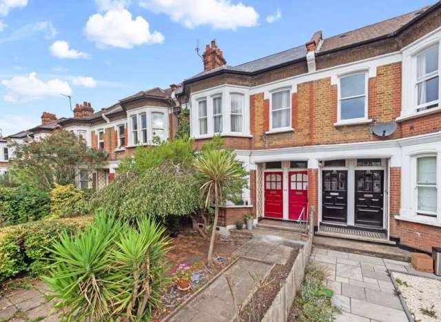 Maisonette For Sale in London, England