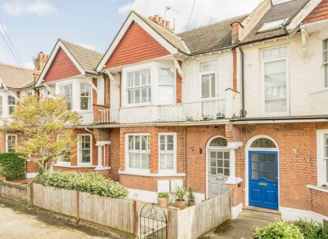 Maisonette For Sale in London, England